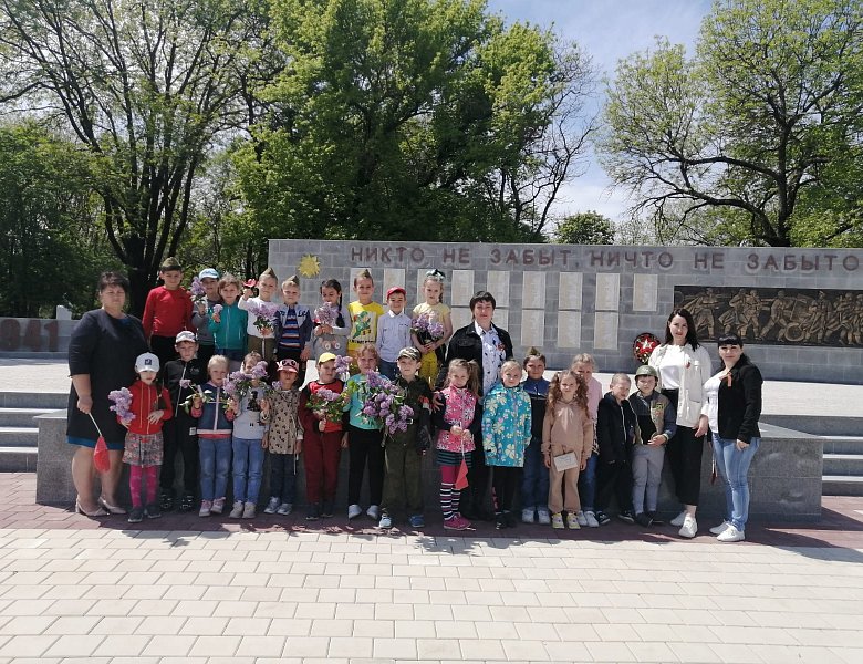 9 мая 2022 года дети подготовительных групп возложили цветы к могиле неизвестного солдата